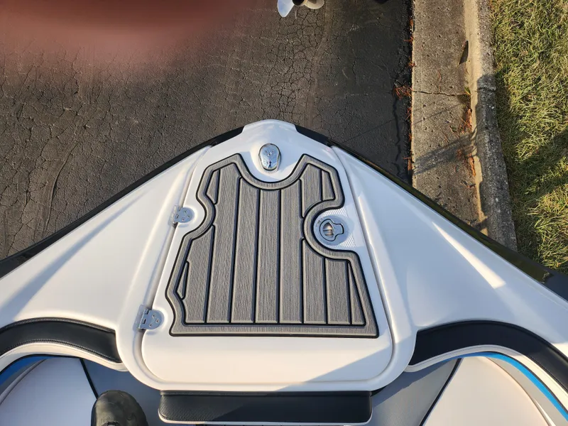 Slide: The Image of Bow of 2016 Yamaha Boats 242X E-Series with textured deck pad. - 15