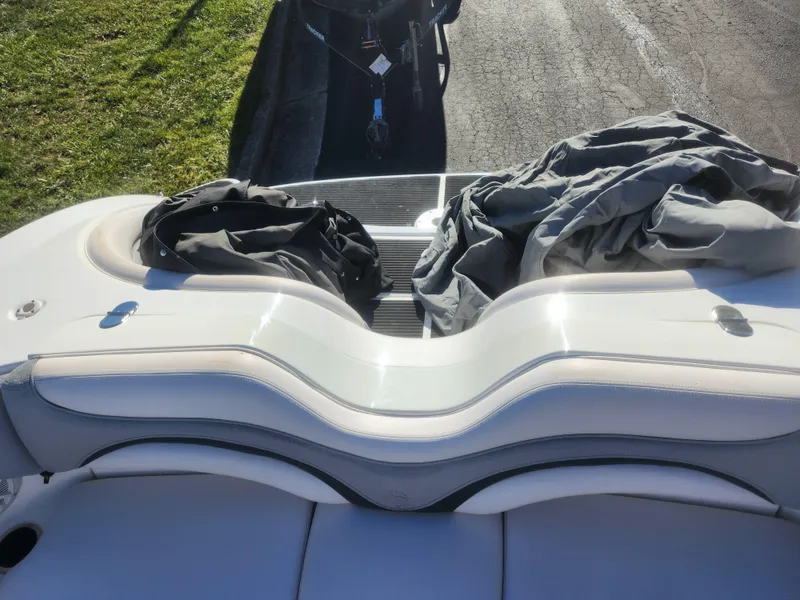 Slide: The Image of 2008 Yamaha Boats 212SS with seating and storage on deck. - 25