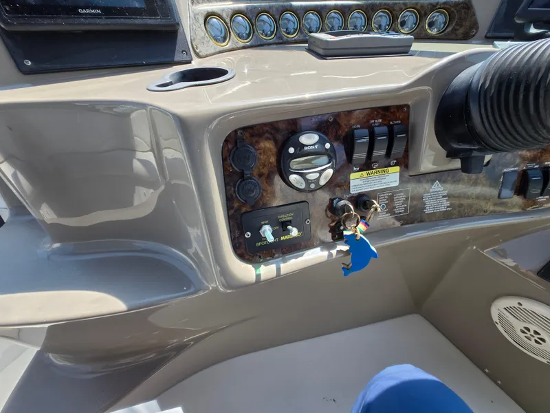 Slide: The Image of 2003 Four Winns 328 Vista boat dashboard with controls and keychain. - 17