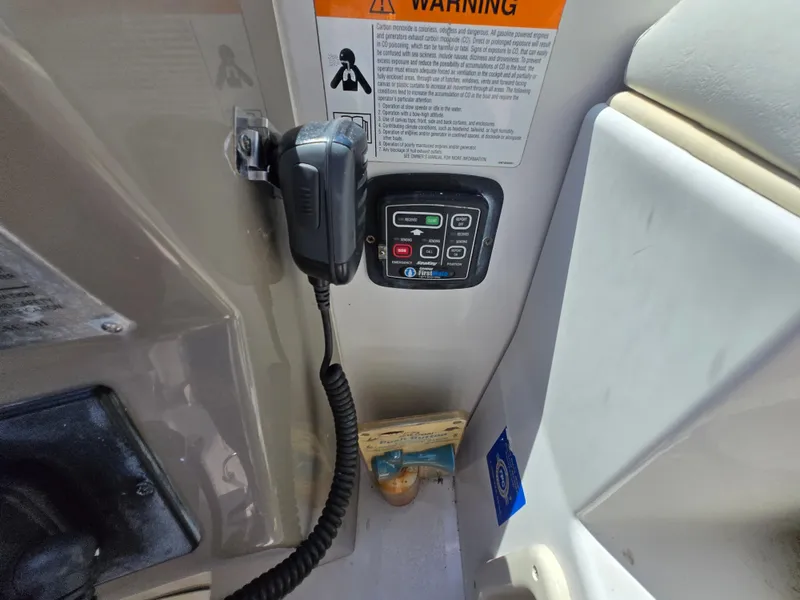 Slide: The Image of Control panel and radio on 2003 Four Winns 328 Vista boat. - 19