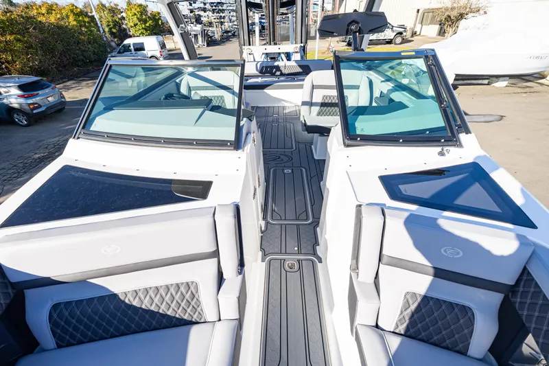 Slide: The Image of Cobalt R33 Surf 2025 - 15