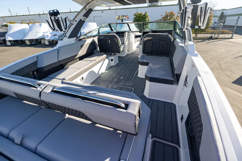 Slide: The Image of Cobalt R33 Surf 2025 - 8