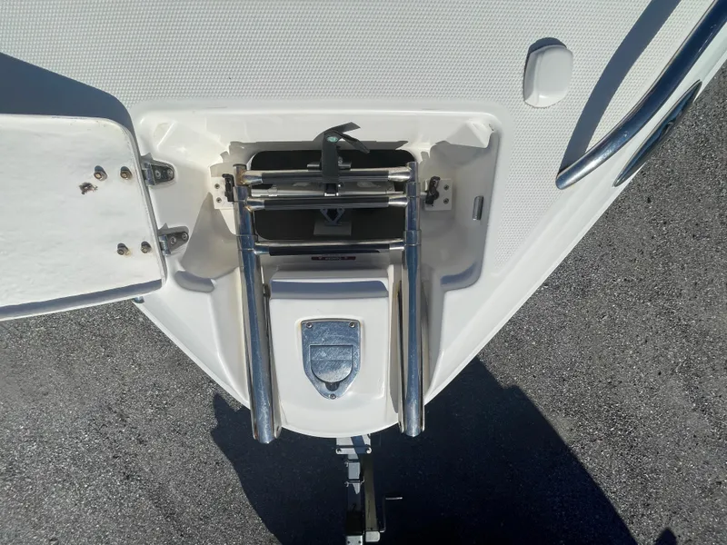 Slide: The Image of 2007 Chaparral 256 SSi boat ladder and deck detail. - 29