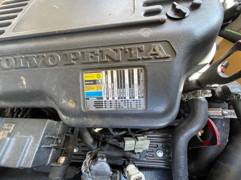 Slide: The Image of Volvo Penta engine in 2007 Chaparral 256 SSi boat, detailed view. - 30