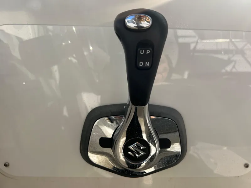 Slide: The Image of Suzuki throttle control on 2000 Robalo 2440 Walkaround boat. - 25