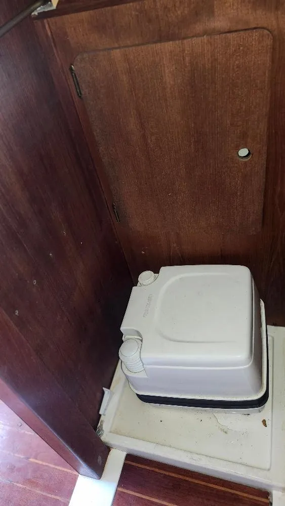 Slide: The Image of 1987 Hunter 26.5 boat interior with compact portable toilet. - 18