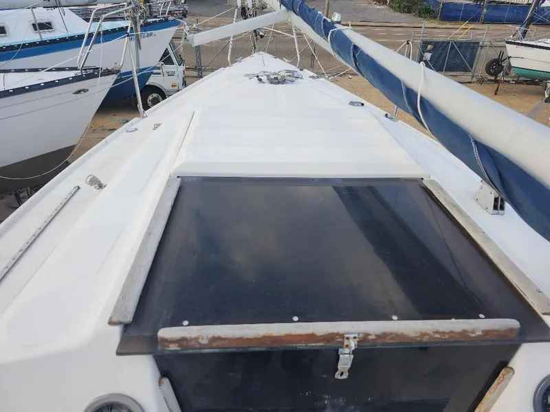Slide: The Image of 1987 Hunter 26.5 sailboat deck view with blue sail cover and hatch. - 26
