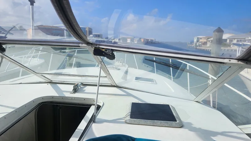 Slide: The Image of Trojan 11 M Express Cruiser 1990 - 17