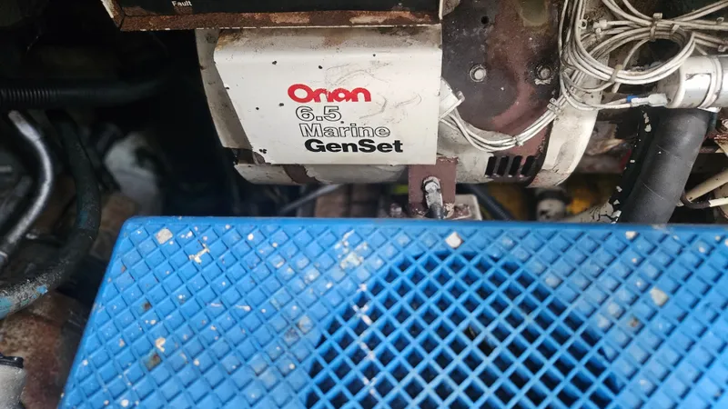 Slide: The Image of Trojan 11 M Express Cruiser 1990 - 37