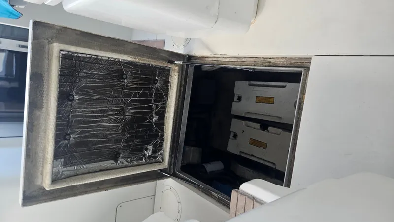 Slide: The Image of Trojan 11 M Express Cruiser 1990 - 38