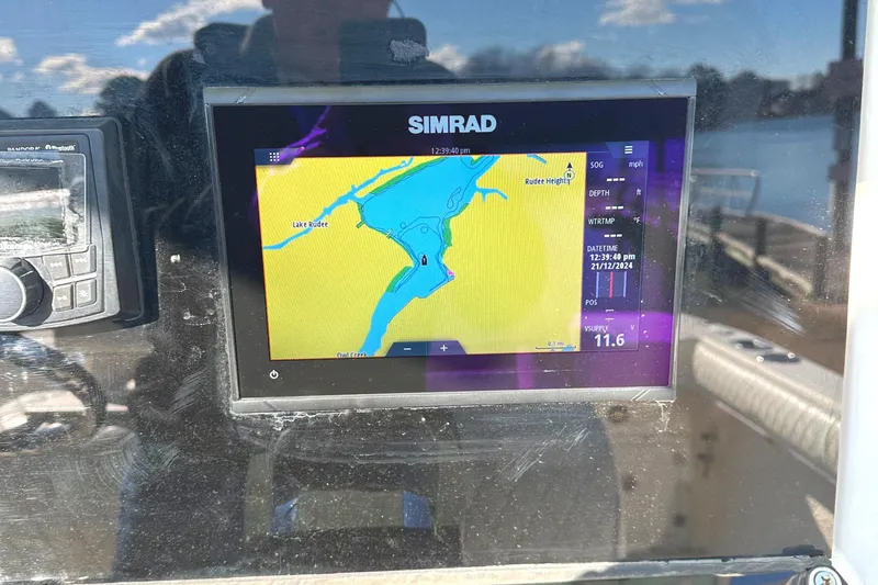 Slide: The Image of Simrad navigation display on 2006 KenCraft 230 SEA KING boat. - 18