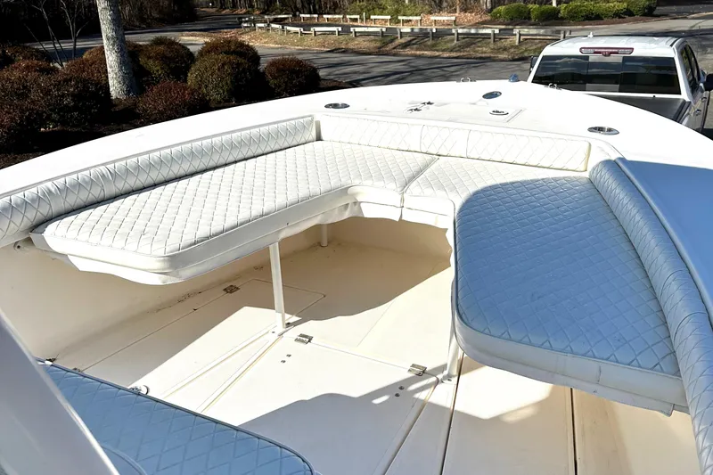 Slide: The Image of 2006 KenCraft 230 SEA KING boat with cushioned seating and spacious deck. - 7