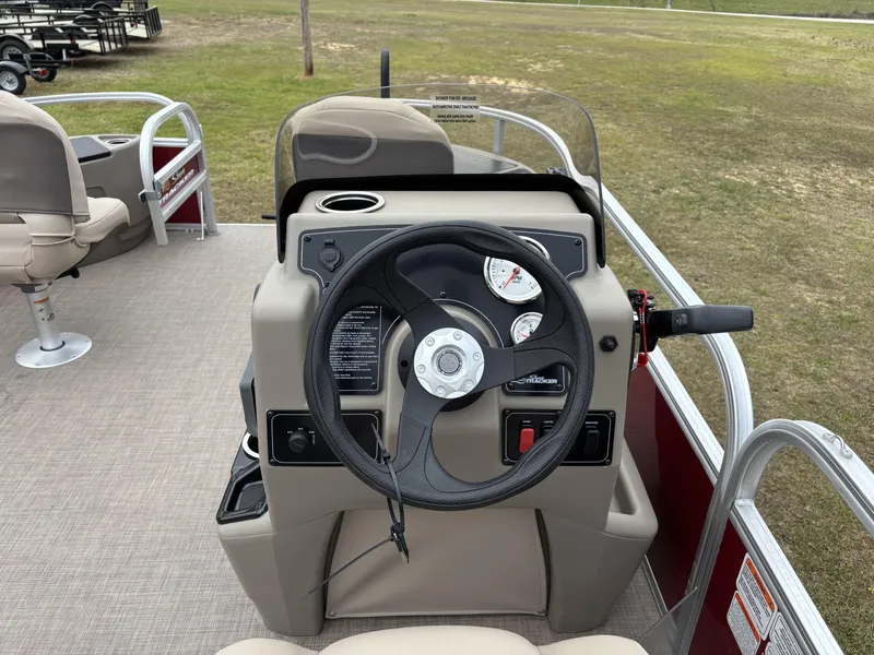 Slide: The Image of Sun Tracker Bass Buggy 18 DLX 2025 - 10