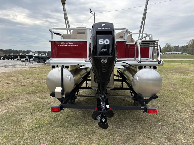 Slide: The Image of Sun Tracker Bass Buggy 18 DLX 2025 - 12