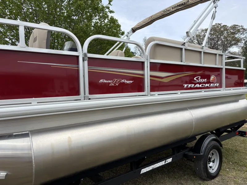 Slide: The Image of Sun Tracker Bass Buggy 18 DLX 2025 - 13