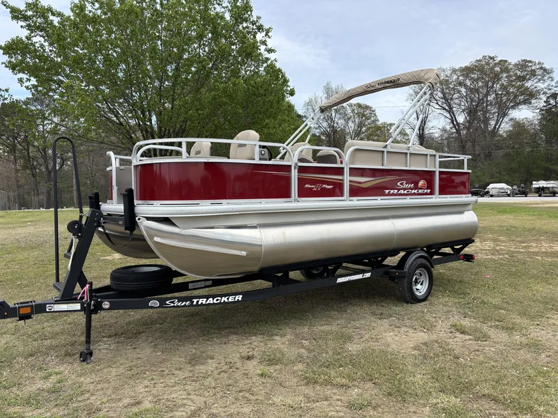 Slide: The Image of Sun Tracker Bass Buggy 18 DLX 2025 - 5