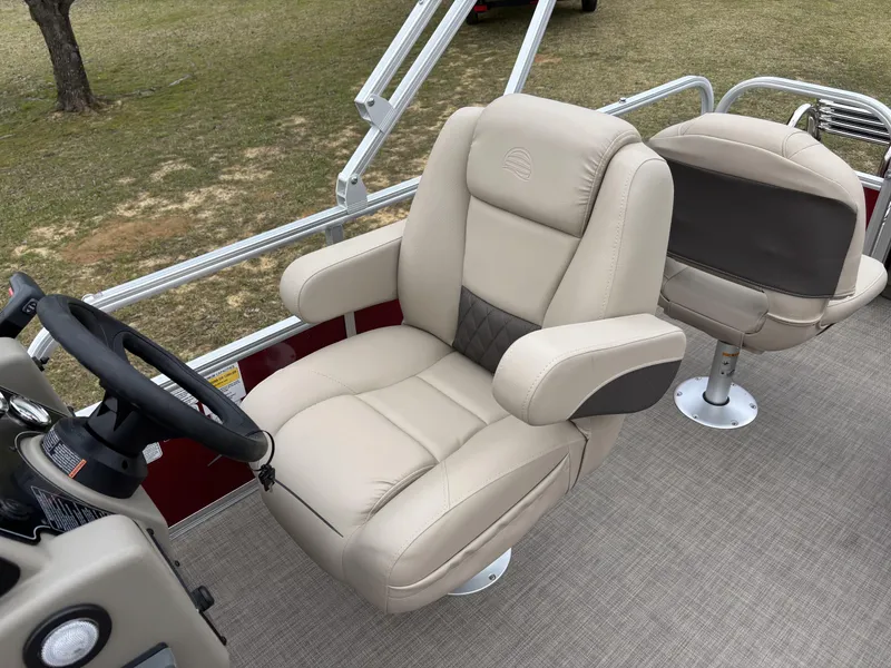 Slide: The Image of Sun Tracker Bass Buggy 18 DLX 2025 - 7