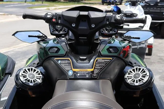 Slide: The Image of Kawasaki Jet Ski Ultra 160 2025 - 6