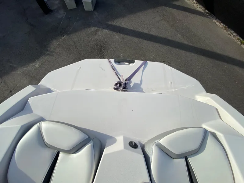 Slide: The Image of 2018 Scarab 165 G boat deck with seating and anchor line. - 29