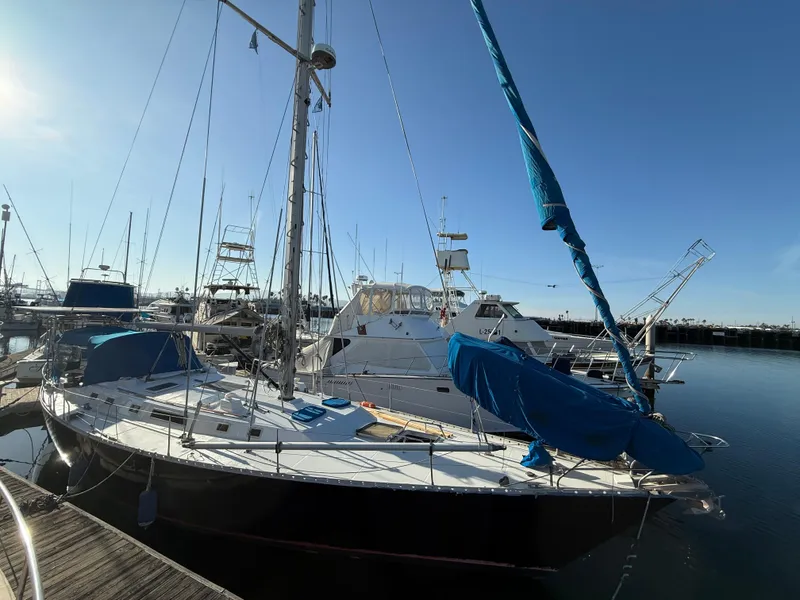 The Image of 1986 Beneteau Idylle 15.50 sailboat docked in a marina under clear blue skies. - 0