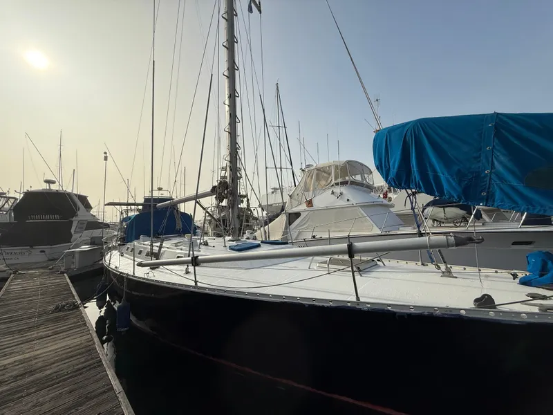 Slide: The Image of 1986 Beneteau Idylle 15.50 sailboat docked at marina, sunlit morning. - 1