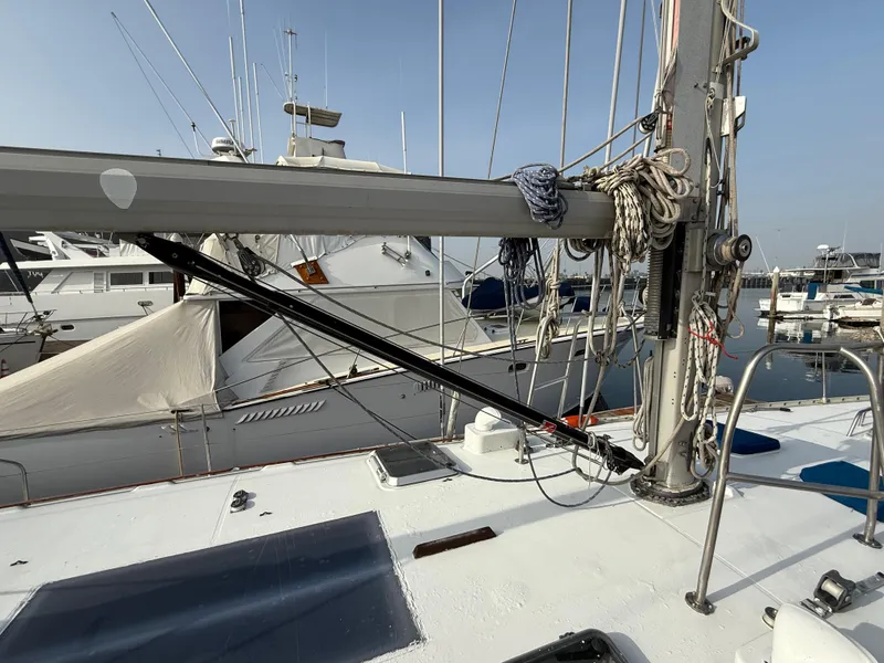 Slide: The Image of 1986 Beneteau Idylle 15.50 sailboat deck with rigging in marina setting. - 10