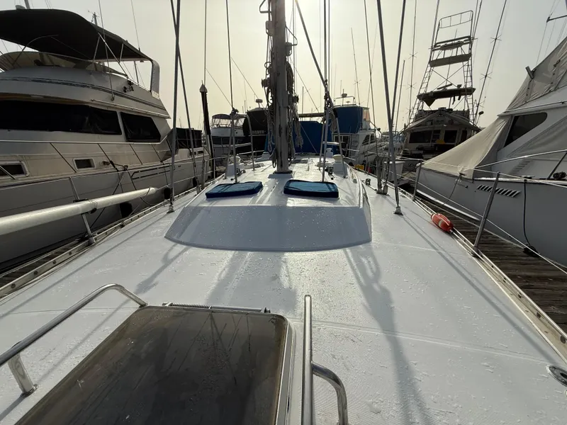 Slide: The Image of 1986 Beneteau Idylle 15.50 sailboat deck view, docked among other boats. - 12