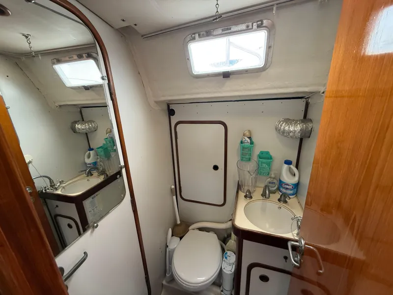 Slide: The Image of Bathroom interior of 1986 Beneteau Idylle 15.50 sailboat, featuring sink and toilet. - 47