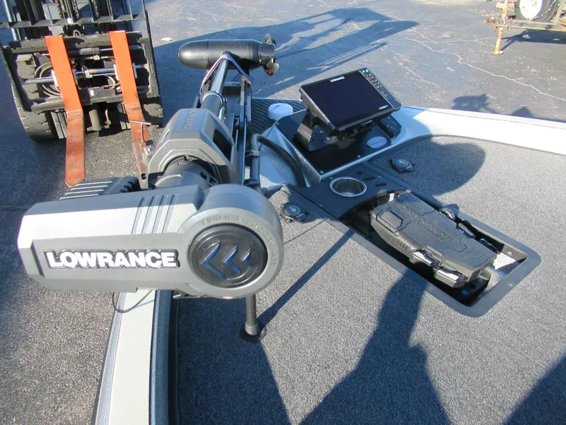 Slide: The Image of 2016 Ranger Z520 boat with Lowrance fishfinder and trolling motor on deck. - 3