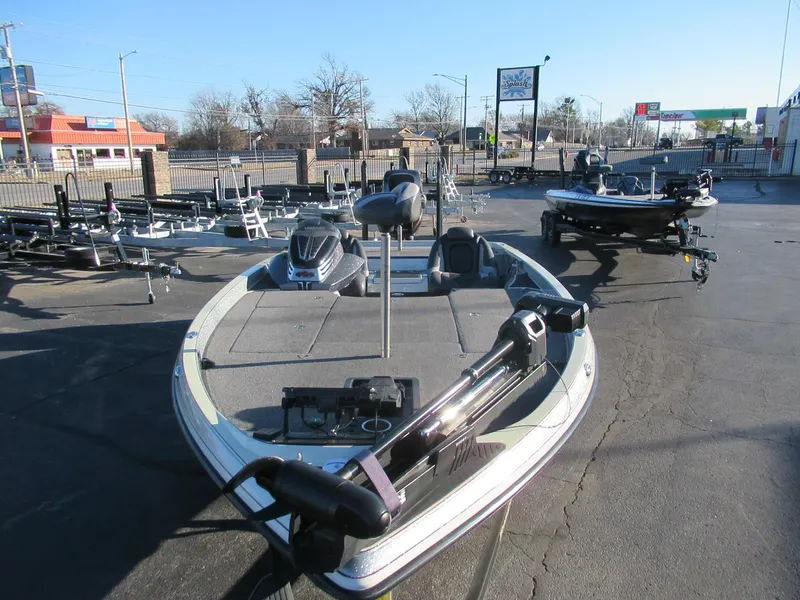 Slide: The Image of 2016 Ranger Z520 boat displayed in a parking lot with trailers. - 4