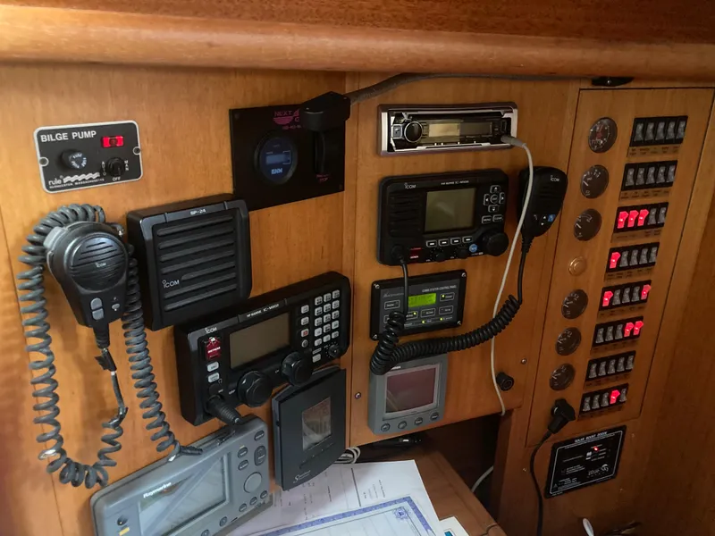 Slide: The Image of Boat navigation and communication equipment on Malo 43, 2001 model. - 18