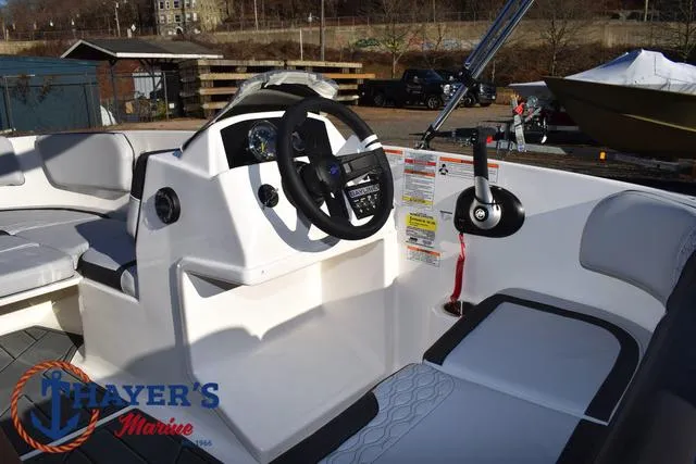 Slide: The Image of Bayliner M15 2025 - 10