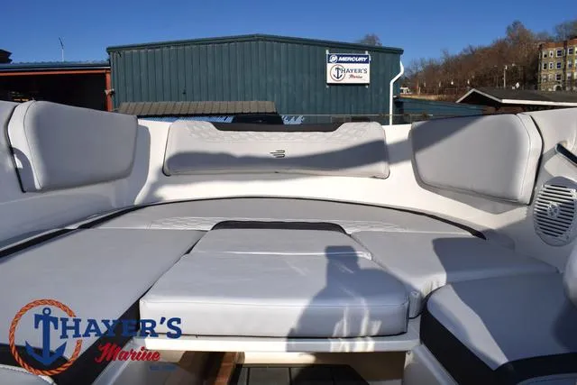 Slide: The Image of Bayliner M15 2025 - 11