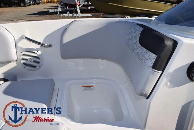 Slide: The Image of Bayliner M15 2025 - 12