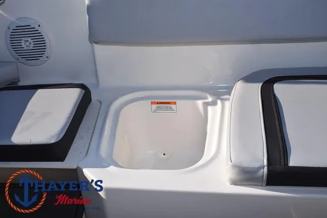 Slide: The Image of Bayliner M15 2025 - 14