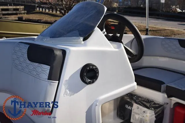 Slide: The Image of Bayliner M15 2025 - 17