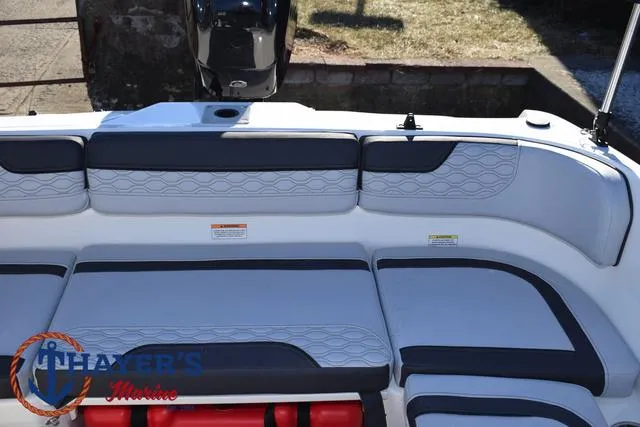 Slide: The Image of Bayliner M15 2025 - 19