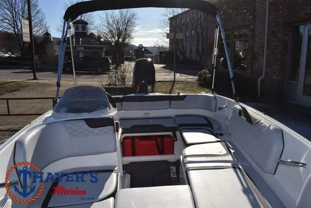 Slide: The Image of Bayliner M15 2025 - 24