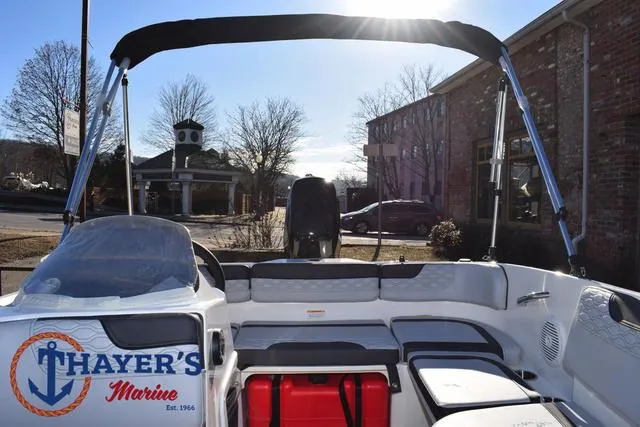 Slide: The Image of Bayliner M15 2025 - 25