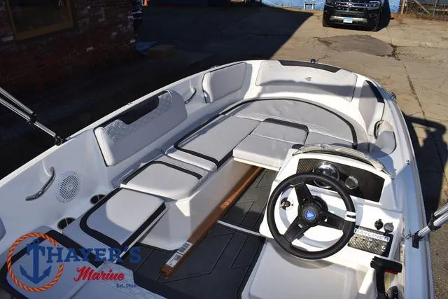 Slide: The Image of Bayliner M15 2025 - 26