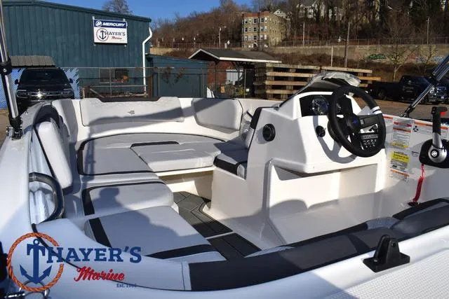 Slide: The Image of Bayliner M15 2025 - 27