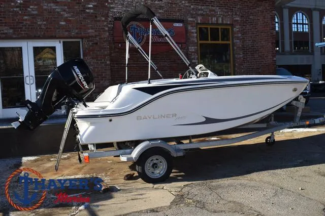 Slide: The Image of Bayliner M15 2025 - 3