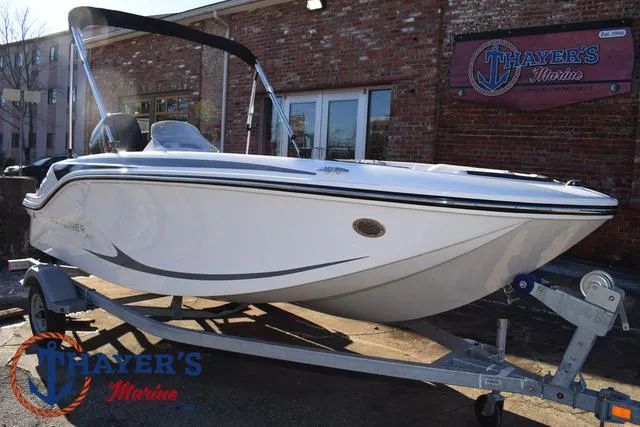 Slide: The Image of Bayliner M15 2025 - 30