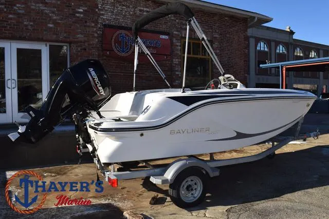 Slide: The Image of Bayliner M15 2025 - 32