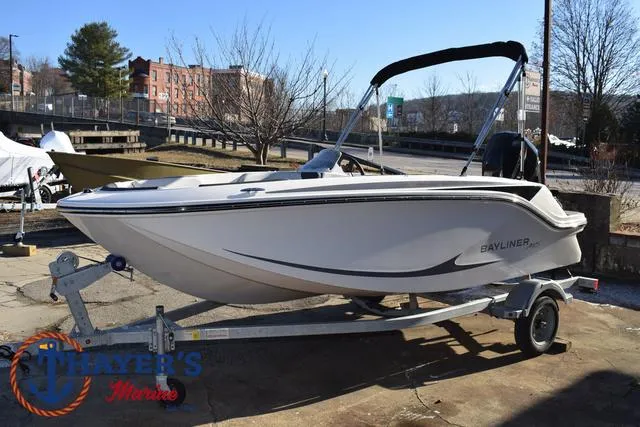 Slide: The Image of Bayliner M15 2025 - 6