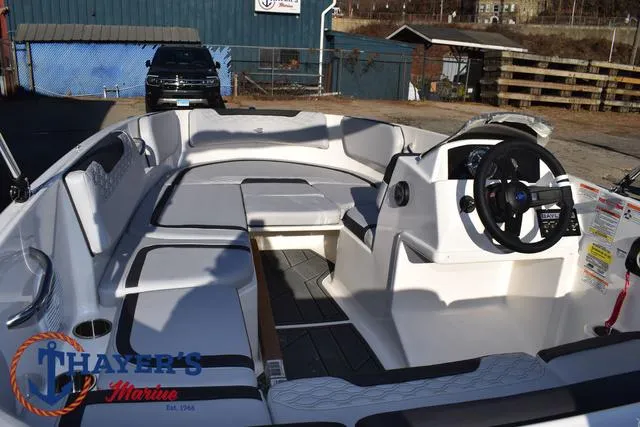 Slide: The Image of Bayliner M15 2025 - 9