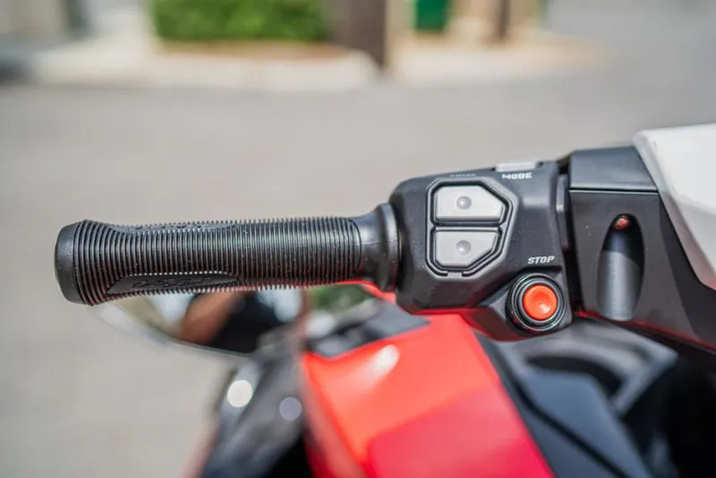 Slide: The Image of Kawasaki Ultra® 310X 2025 - 9