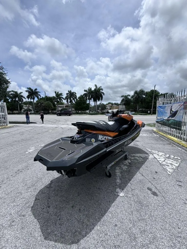 Slide: The Image of Kawasaki Ultra® 160LX-S 2025 - 4