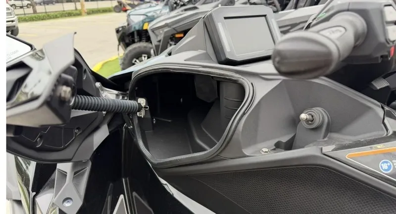 Slide: The Image of Kawasaki Ultra® 160LX-S 2025 - 9