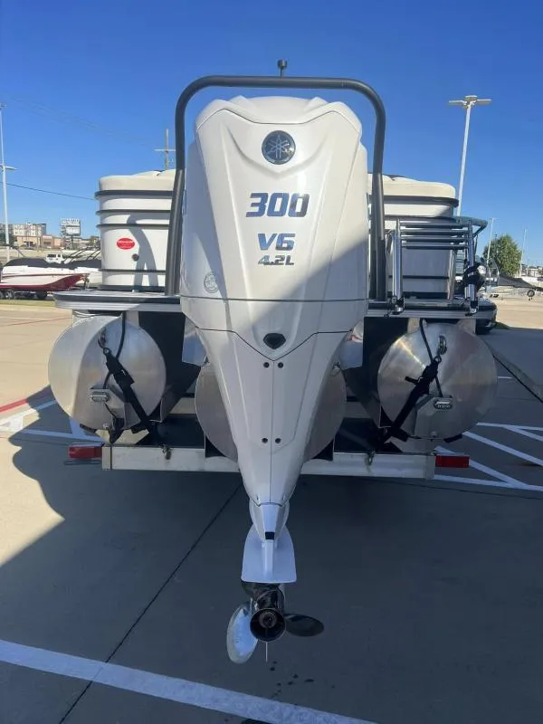 Slide: The Image of 2024 Veranda VP25RC pontoon boat with 300 V6 4.2L engine, rear view. - 4